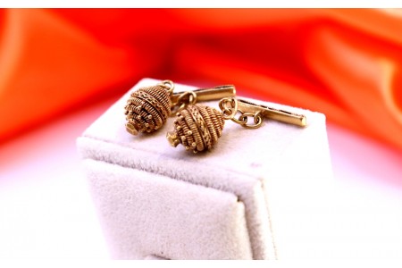 Botões de punho em ouro em forma de pinha filigranada e travessas entrançadas